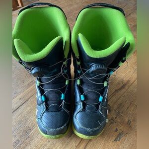 K2 Vandal BOA kids snowboard boot size 4